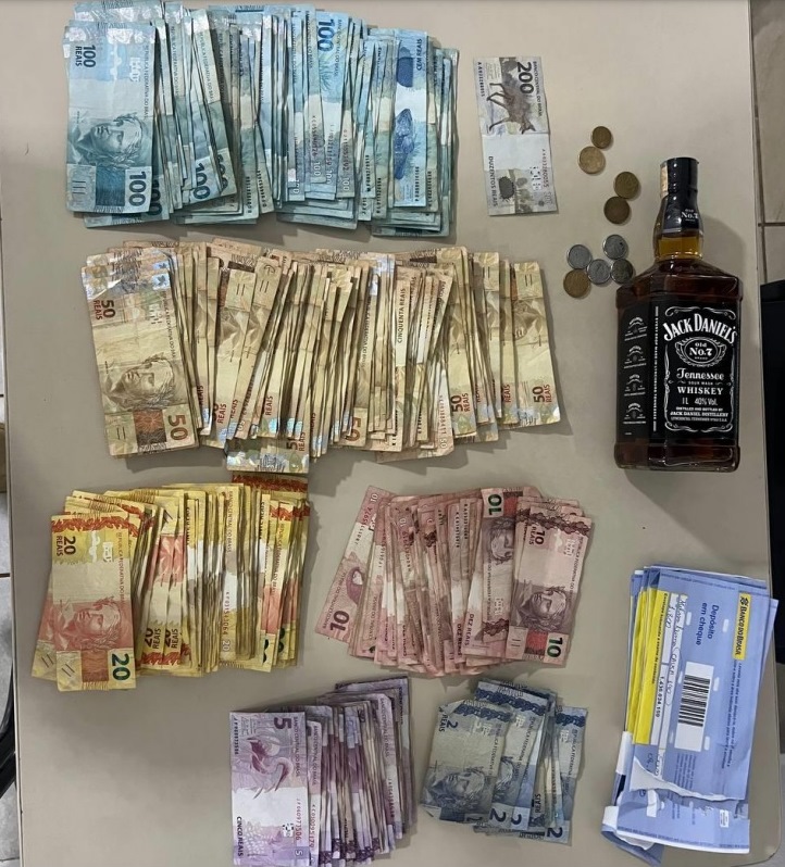 Jovem é presa acusada de furtar mais de R$ 16 mil em posto de combustível