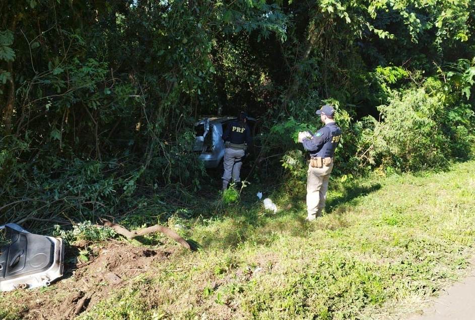 Mulher morre após carro sair da pista e bater em árvore