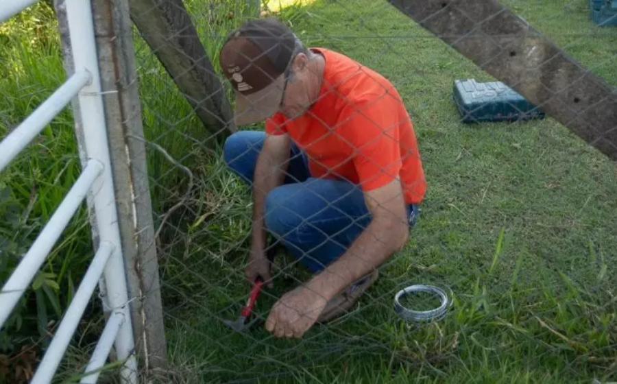 Criança foge de creche aproveitando buraco em cerca