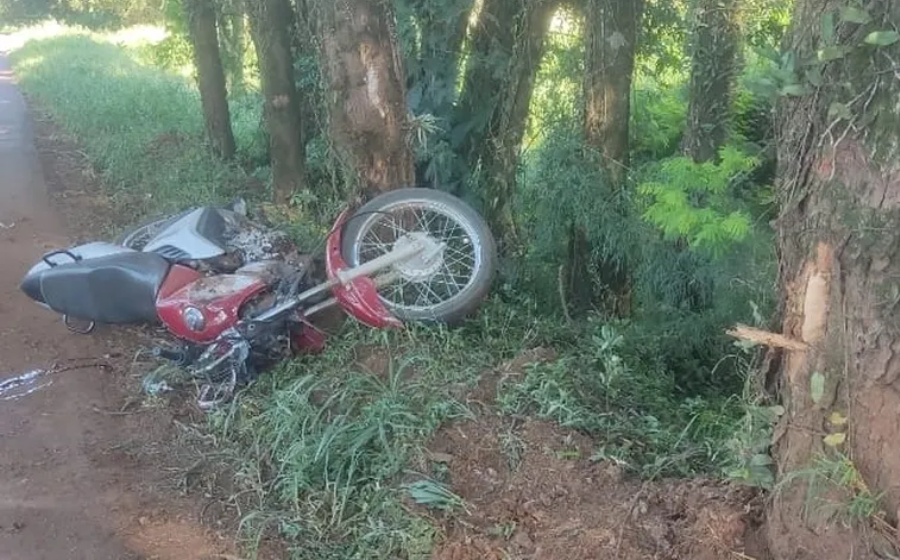 Motociclista morre após colidir em árvore na SC-163 em Iporã do Oeste